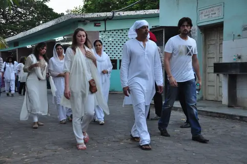 Vindoo Dara Singh at his Mother's Funeral