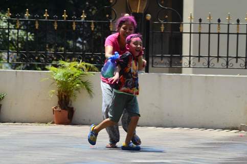 Sanjay Dutt's Kids Iqra Dutt and Shahraan Dutt Play Holi