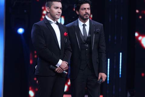 Shah Rukh Khan and Aditya Narayan on 'Sa Re Ga Ma Pa' 2016