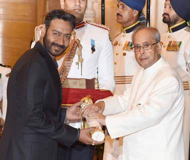 Ajay Devgn Recieves Padma Shri from President Pranab Mukherjee at Padma Awards 2016 Ceremony