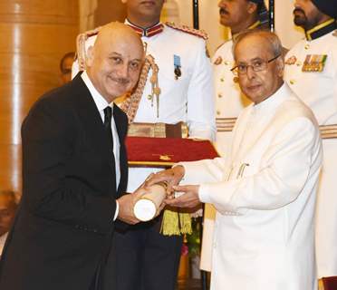 Anupam Kher Recieves Padma Bhushan from President Pranab Mukherjee at Padma Awards 2016 Ceremony
