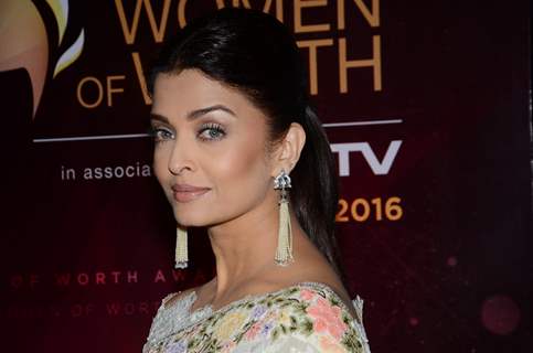 Pearl Eyed Aishwarya Rai Bachchan at NDTV L'Oreal Paris 'Women of Worth Awards'