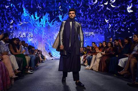 Arjun Kapoor walks for Manish Malhotra at Lakme Fashion Show 2016