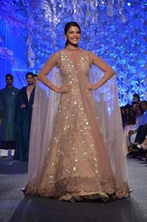 Jacquline Fernandes Sizzles at Lakme Fashion Show 2016