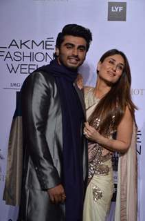 Arjun Kapoor and Kareena Kapoor Poses for Cameras at Lakme Fashion Show 2016