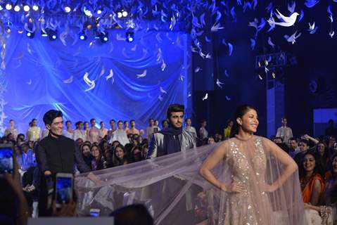 Arjun Kapoor and Jacqueline Rocks the Ramp at Lakme Fashion Show 2016