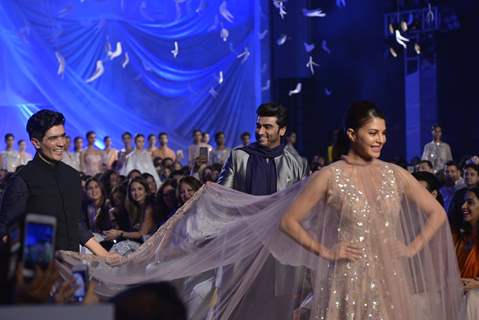 Jacqueline Fernandes, Arjun Kapoor and Manish Malhotra at Lakme Fashion Show 2016