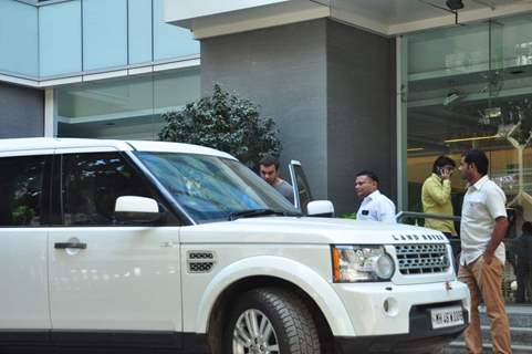 Sohail Khan Visits Arpita Khan at Hinduja Hospital