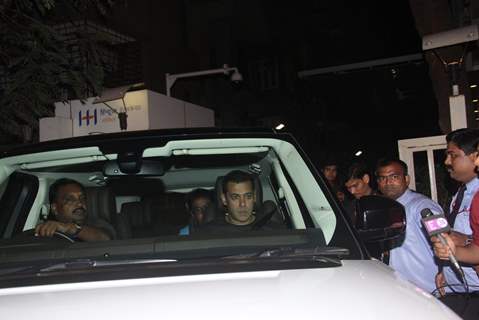 Salman Khan Visits Arpita Khan at Hinduja Hospital