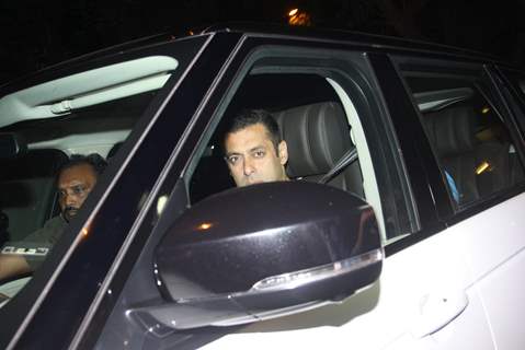 Salman Khan Visits Arpita Khan at Hinduja Hospital