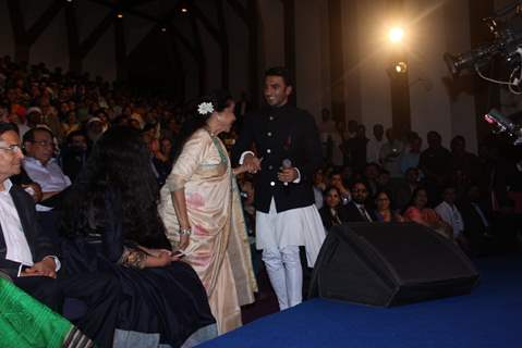 Ranveer Singh and Asha Bhosle at Lokmat Maharashtrian of the Year Awards 2016
