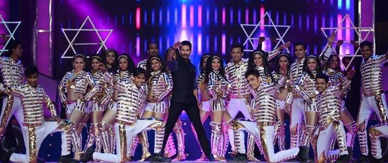 Shahid Kapoor performs at Umang 2016