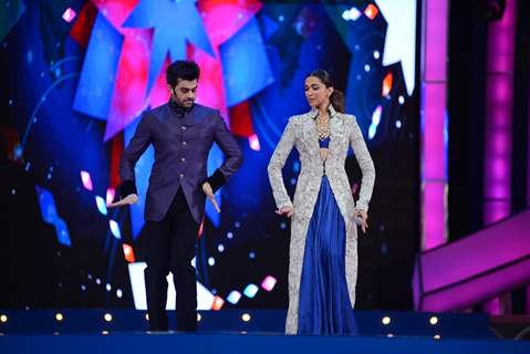 Deepika Padukone and Manish Paul at Umang 2016