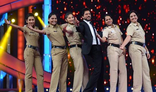 Shah Rukh Khan teaching his Signature Moves to Female Cops at Umang 2016