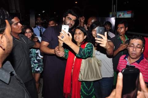 Arjun Kapoor Meets Fans to promote Ki and Ka