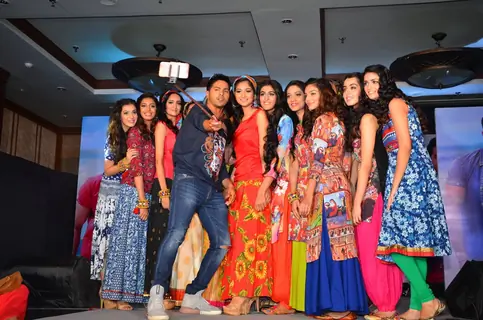 Varun Dhawan Clicks selfie with FBB #Style Buddy Contest Winners