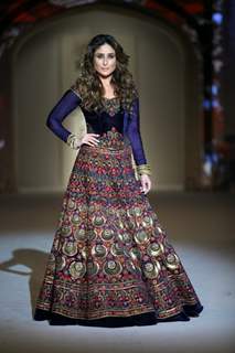 Kareena Kapoor walks for Rohit Bal at Lakme Fashion Show