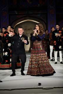 Gorgeous Kareena Kapoor walks for Rohit Bal at Lakme Fashion Show