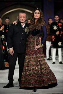 Kareena Kapoor walks for Rohit Bal at Lakme Fashion Show