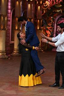 Shah Rukh in the air! - Promotions of 'Fan' on 'Comedy Nights Bachao!