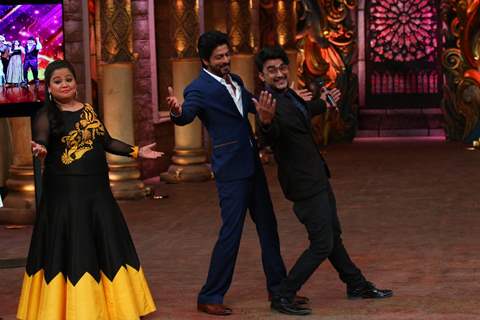 Strike a pose! : Shah Rukh Khan Promotes 'Fan' on 'Comedy Nights Bachao!