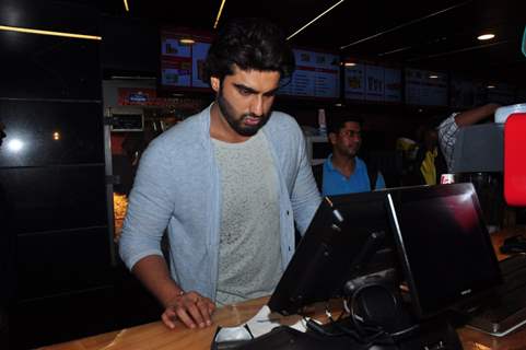 Arjun Kapoor turns Pop Corn Seller to Promote Ki and Ka