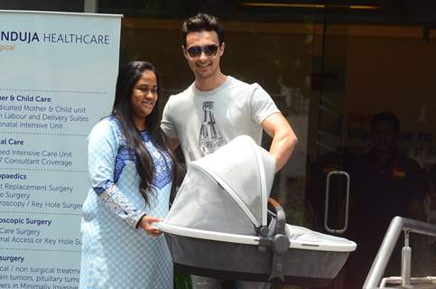 Arpita Khan and Aayush Sharma Leaves hospital with baby Ahil