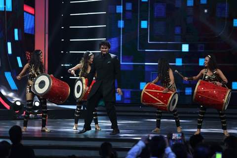 Arjun Kapoor Performs at COLORS GiMA AWARDS 2016