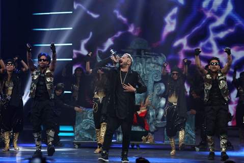 Yo Yo Honey Singh Performs at COLORS GiMA AWARDS 2016