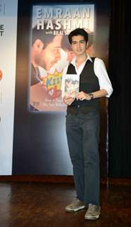 Emran Hashmi Promotes his book 'Kiss of Life' with Arvind Kejriwal