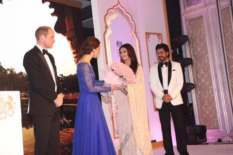 Royal Dinner : Aishwarya Rai Bachchan and Shah Rukh Khan present bouquet to prince Kate and William