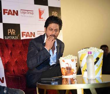 Shah Rukh Khan Having Pop Corn at Press Meet of 'Fan' in Noida