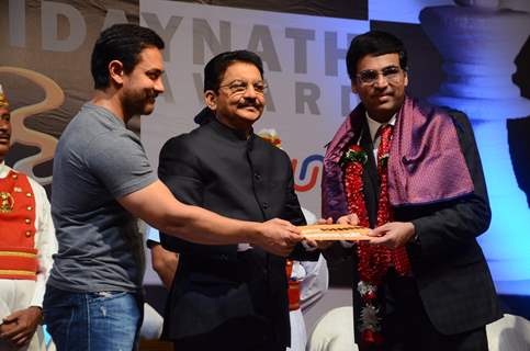 Aamir Khan and Vishwanathan Anand at Hridaynath Mangeshkar Award 2016