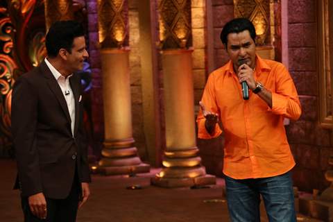 Manoj Bajpayee with Mubeen Saudagar during Promotions of 'Traffic' on Comedy Nights Bachao