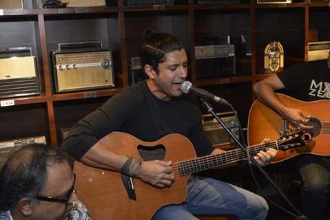 Farhan Akhtar Live at Radio Bar!