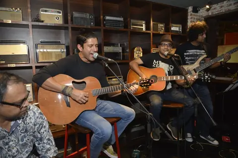 Farhan Akhtar Live at Radio Bar!