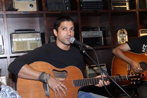 Farhan Akhtar Live at Radio Bar!