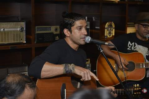 Farhan Akhtar Live at Radio Bar!