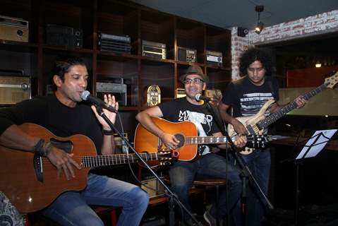 Farhan Akhtar Live at Radio Bar!