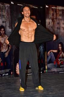 Tiger Shroff Shows off his ABS at Promotional event of Baaghi