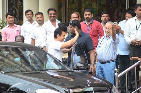 Aamir Khan Visits Dilip Kumar ji at Lilavati Hospital