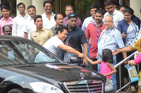 Aamir Khan meets his cute fan while leaving from Lilavati Hospital post meeting Dilip Kumar ji