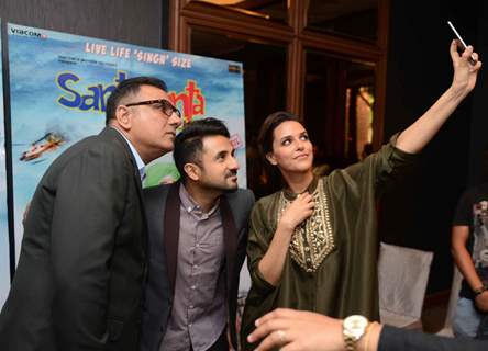 Selfie Time! Boman, Vir and Neha Clicks selfie at Press Meet of 'Santa Banta Pvt. Ltd.'