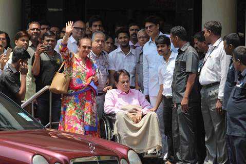 Dilip Kumar Discharged from Lilavati Hospital; Saira Banu accompanies him