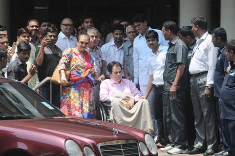 Dilip Kumar Discharged from Lilavati Hospital; Saira Banu accompanies him