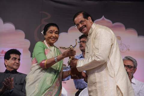 Asha Bhosle at Dinanath Mangeshkar Award