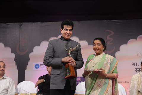 Jeetendra and Asha Bhosle at Dinanath Mangeshkar Award