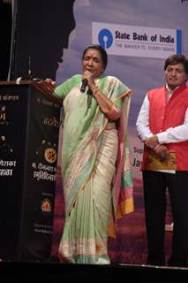 Asha Bhosle performs at Dinanath Mangeshkar Award