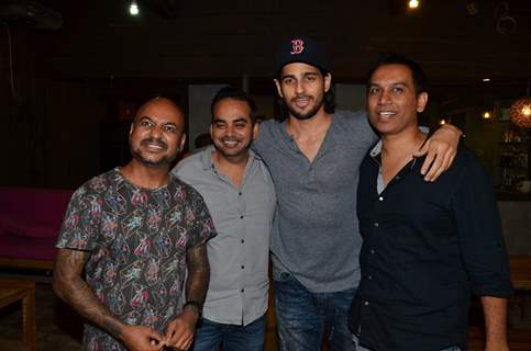 Sidharth Malhotra gets a Hair Cut at Aalim's Hair Academy