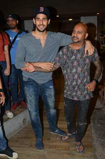 Sidharth Malhotra gets a Hair Cut at Aalim's Hair Academy